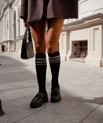 women-s-ribbed-knee-socks-crne